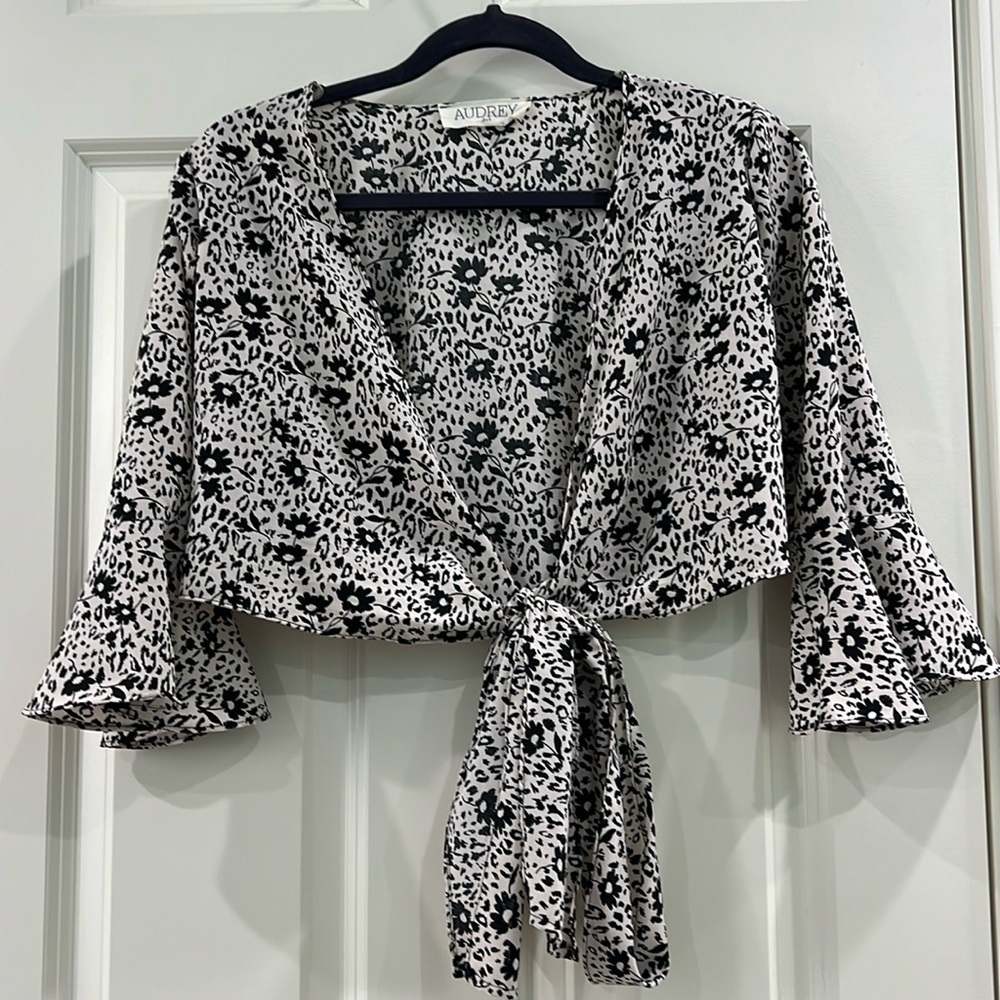 Audrey 3+1 Bell sleeve crop top